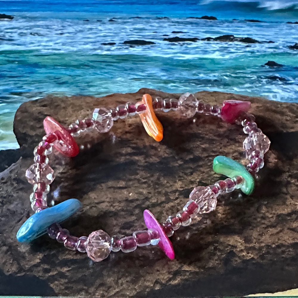 📦 REDUCED! Vibrant Multicolor Shells and Iridescent Beaded Bracelet